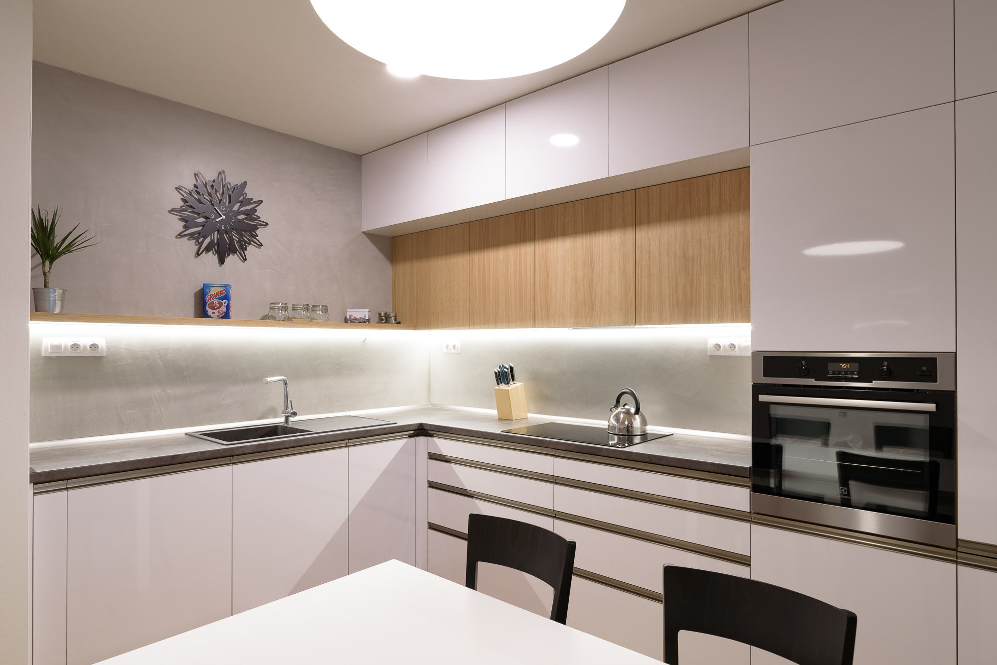 Kuchyň bytu v Praze - Foto 2